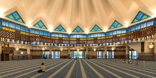 Mescid Negara, ya da Ulusal Cami Namazı, Kuala Lumpur, Malezya. İkonik yıldız şekilli kubbe, kaligrafili canlı vitray, İslami geometrik desenler