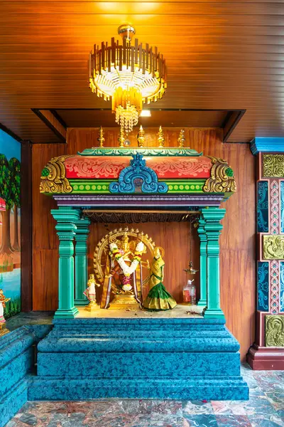 Kuala Lumpur, Malezya - 16 Şubat 2025: Sri Maha Mariamman Tapınağı 'nda Tanrı Shiva' nın altın heykeli ve diğer tanrılarla geleneksel renkli Hindu sunağı süsleyin