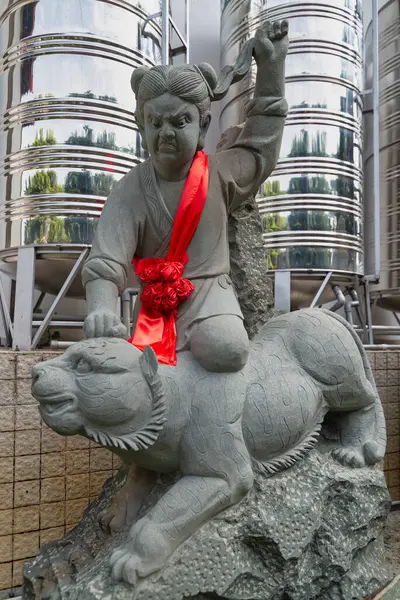 Kuala Lumpur, Malezya - 19 Şubat 2025: Thean Hou Tapınağı 'ndaki 24 Filial Örnek Koleksiyonu' nun 20 numaralı heykeli, babasını kurtarmak için bir kaplanla savaşan Yang Xiang 'ı resmediyor.