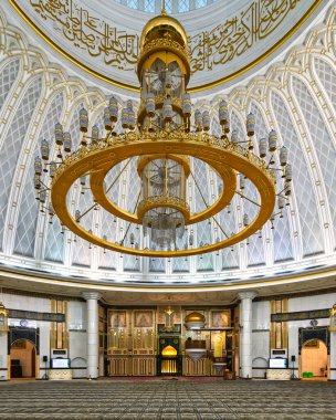 Bandar Seri Begawan, Brunei Darussalam 'da Jame Asr Hassanil Bolkiah Camii gözlenmektedir. Güzel İslami sanat ve tasarım unsurlarıyla süslü tavanda büyük, altın bir avize asılı.