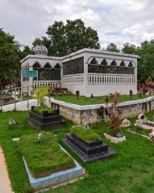 Bandar Seri Begawan, Brunei - 26 Şubat 2025: Bulutlu bir günde Batu Satu, the Royal Mausoleum, Malay: Kubah Makam Diraja, bir kubbe ve kemerli pencereler, ve bir ARAH KIBLAT işareti yer almaktadır