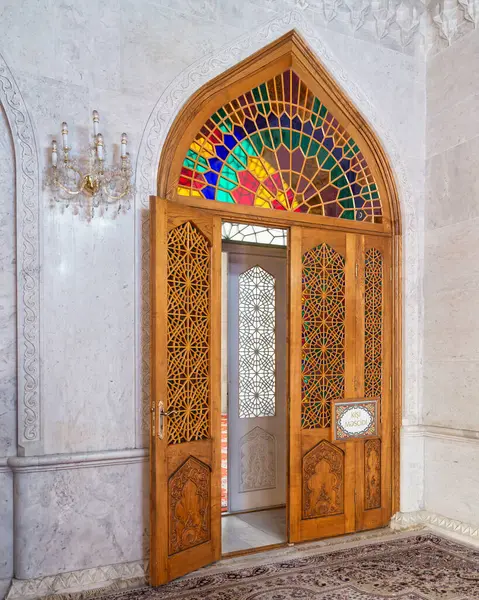 Canlı vitray, Azerbaycan 'ın Bakü kentindeki Bibi-Heybat Camii' nin ahşap kapısını süslüyor ve zengin kültür mirası ve mimari zarafeti sergiliyor.