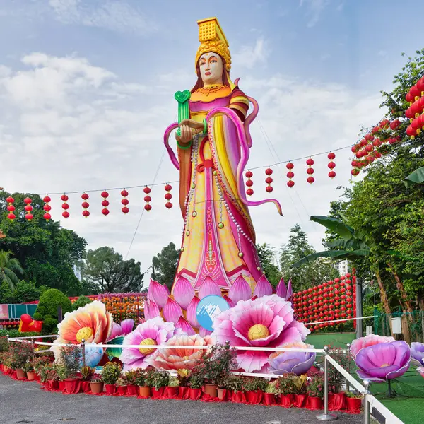 Kuala Lumpur, Malezya - 19 Şubat 2025: Thean Hou Tapınağı 'nda nilüfer çiçekli ve kırmızı fenerli Mazu tanrıça fener heykeli. Çin festivali dekorasyonu
