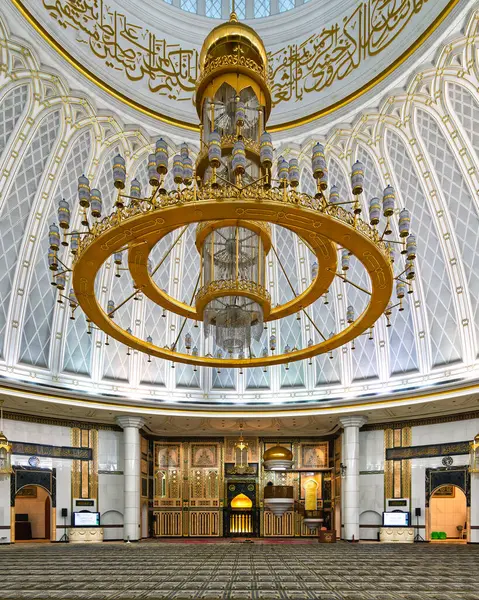 Bandar Seri Begawan, Brunei Darussalam 'da Jame Asr Hassanil Bolkiah Camii gözlenmektedir. Güzel İslami sanat ve tasarım unsurlarıyla süslü tavanda büyük, altın bir avize asılı.