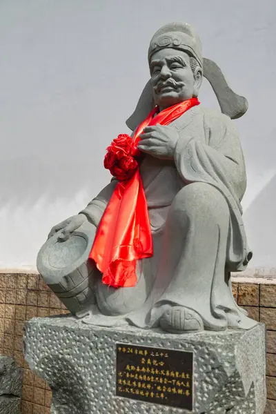 Kuala Lumpur, Malezya - 19 Şubat 2025: Thean Hou Tapınağı 'ndaki 24 Filial heykelinin 22 numaralı heykeli, hastalığının ciddiyetini anlamak için babasının dışkısını tatmış olan Yu Qiallou' yu resmediyor.