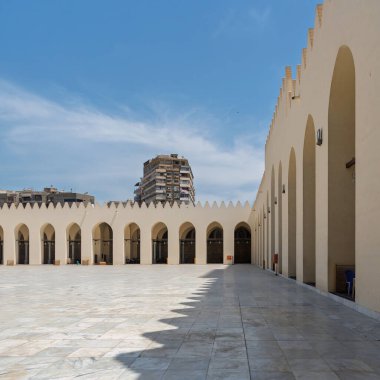 Mısır 'ın Kahire kentindeki el Zahir Baybarları Camii, zengin tarih ve kültür mirasını yansıtan mimari ihtişamla övünüyor. Gök mavisi camiler ile uyumludur.