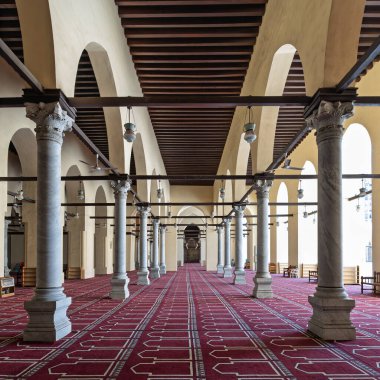 Kahire 'deki El-Zahir Baybarları Camii, Mısırlıların büyük İslami mirasının bir vasiyeti, yüksek sütunları, kemerli pasajları ve karmaşık bir şekilde dekore edilmiş dua halısı ile karakterize edilir.