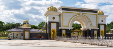 Kuala Lumpur, Malezya - Mart 12025: Turistler, Malezya Sultanının resmi konutu olan Istana Negara 'nın yemyeşil yeşillik ve nefes kesici manzarayla çevrelenmiş görkemli girişine hayret ediyorlar.