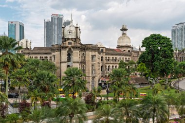 Kuala Lumpur, Malezya - 1 Mart 2025: Muhteşem KL Demiryolu İstasyonu, çağdaş gökdelenlerin arka planına gururla karşı duran karmaşık Fas tasarımı içerir.