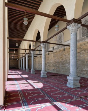 Kahire 'deki El-Zahir Baybar Camii, Mısırlıların büyük İslami mirasının bir vasiyetidir. Yüksek sütunları, kemerli geçitleri ve karmaşık bir şekilde dekore edilmiş dua halısıyla karakterize edilir.