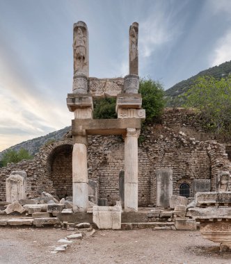 Domitian tapınağının kalıntıları Efes, Seluk, İzmir, Türkiye 'de gökyüzüne karşı durarak antik Yunan mimarisinin ihtişamını gözler önüne seriyor.