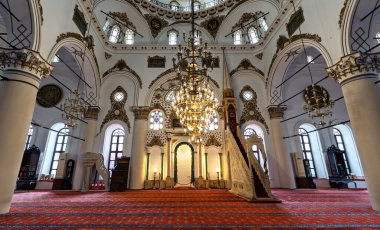 Hisar Camii 'nin merkezinde ayrıntılı bir avize asılı. Tarihi binanın beyaz duvarları, süslü altın süslemeleri, kemerleri, sütunları ve kırmızı desenli halısı vardır. İzmir, Türkiye 'de kurulmuş