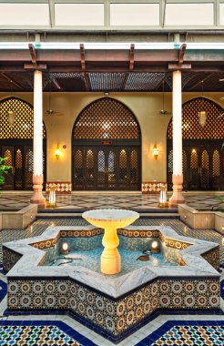 Brunei 'nin Bandar Seri Begawan kentindeki Ash Shaliheen Camii' nin iç kısımları, merkezinde büyüleyici bir çeşme bulunan ve canlı mozaikler ve yemyeşil alanlarla çevrili karmaşık tasarımları ön plana çıkarıyor.