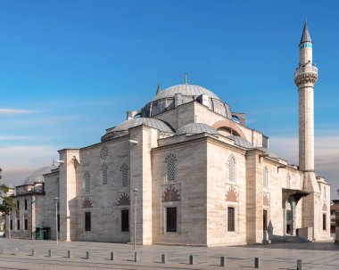 Türkiye 'nin Konya kentinde güneşli bir günde, Osmanlı mimarisinin bir örneği olan 16. yüzyıl Selimiye Camii