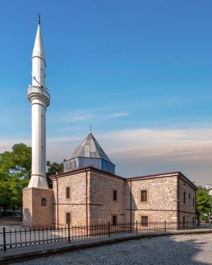 Türkiye 'nin Konya kentindeki Shems-i Tebrizi Camii ve Mezarı' nın yemyeşil ve açık mavi gökyüzü ile çevrili eşsiz mimarisi, tarihi önemi ve güzelliğini yansıtıyor.