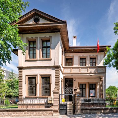 Konya, Türkiye - 8 Haziran 2025: Atatürk Ev Müzesi, Türkçe: Güneşli bir günde geleneksel Türk mimarisi ile tarihi bir eser olan Atatürk Evi Muzesi