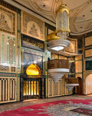 Bandar Seri Begawan, Brunei 'deki Jame Asr Hassanil Bolkiah Camii' nin içini süsleyen karmaşık dizaynlar ve dekorasyonlar, İslami sanat ve kültürün ihtişamını simgeliyor.
