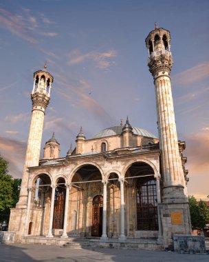 Türkiye 'nin Konya kentindeki Aziziye Camii' nin alçak açılı manzarası. Osmanlı mimarisi iki süslü minaresi ile güzel bir günbatımı gökyüzüne karşı duruyor