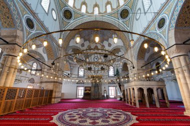 Karmaşık desenler ve canlı renkler, Türkiye 'nin Konya kentindeki güzel bir sembolik cami olan Selimiye Camii' nin içini büyük kemerleri ve süslü ayrıntılarıyla dolduruyor.