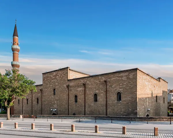 Türkiye 'nin Konya kentinde önemli bir dönüm noktası olan Iplikci Camii' nde çarpıcı antik mimari ve uzun kırmızı tuğlalı bir minare yer alıyor.