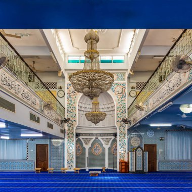 Kuala Lumpur, Malezya 'daki Hindistan Camii içindeki çarpıcı mimari ve canlı dekorasyonlar. Huzurlu atmosfer bu güzel yerin manevi önemini tamamlıyor.