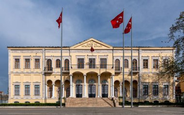 Tarihi İzmir İl Meclisi Hukumet Konagi ve Türk bayrakları. Konak Meydanı, İzmir, Türkiye 'de Neoklasik dönüm noktası
