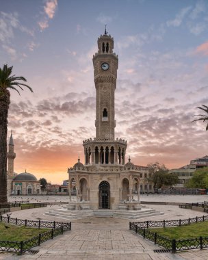 Gündoğumunda Konak Meydanı 'ndaki tarihi İzmir Saat Kulesi ve Konak Camii. Türkiye 'nin İzmir kentinde ünlü Osmanlı tarihi ve popüler turizm merkezi