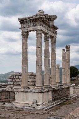 Antik Pergamon, Bergama, Türkiye 'deki Trajan Tapınağı' nın kalıntıları. Bulutlu gökyüzüne karşı Roma sütunları