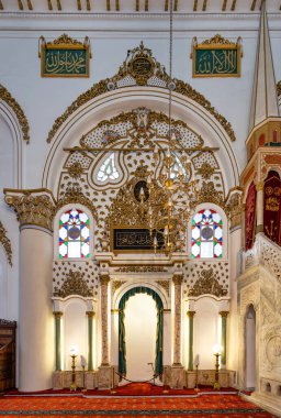 Hisar Camii 'nin Mihrab' ında süslü dekorasyonlar, karmaşık el yazısı ve renkli camlar bulunur. Bu önemli yapı, Türkiye 'nin İzmir kentinde, zengin kültür mirasını yansıtıyor.