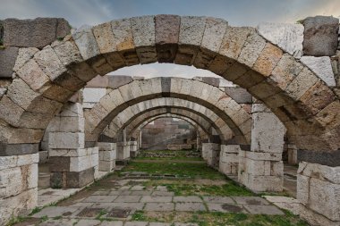 İzmir 'in Agora bölgesindeki antik Roma kemerleri. Türkiye 'nin İzmir kentinde arkeolojik kalıntılar ve tarihi simgeler