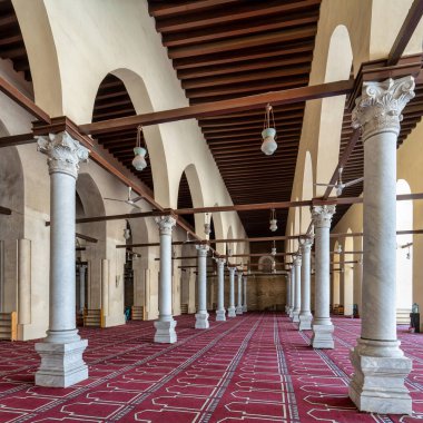 Kahire 'deki El-Zahir Baybarları Camii, Mısırlıların büyük İslami mirasının bir vasiyeti, yüksek sütunları, kemerli pasajları ve karmaşık bir şekilde dekore edilmiş dua halısı ile karakterize edilir.