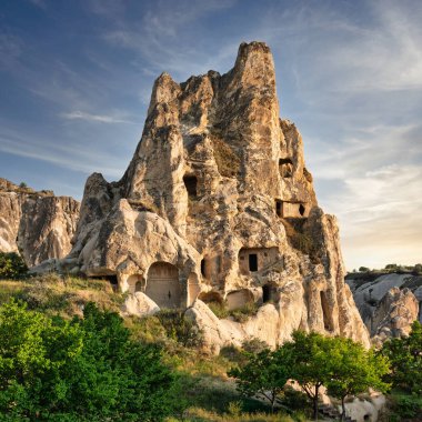 Kapadokya, Türkiye: Goreme Vadisi 'nde eşsiz peri bacası kaya oluşumlarına oyulmuş antik mağara evleri
