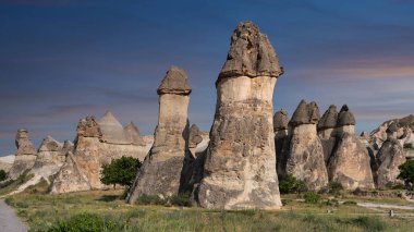 Pasabag Vadisi, Kapadokya, Türkiye 'deki eşsiz peri bacaları veya kabadayılar. Volkanik kaya oluşumları açık mavi gökyüzünün altında kendine özgü bir manzara yaratır.
