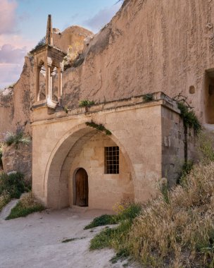 Türkiye 'nin Kapadokya kentindeki Zelve Valley' deki taş kesimli cami. Tuff kayasına oyulmuş Osmanlı döneminden kalma bir mağara camisi.