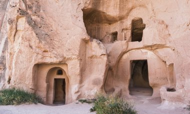 Kutsal Haç Kilisesi, Zelve Valley, Kapadokya, Türkiye. Antik kaya kesimi mağara kilisesi ve evler