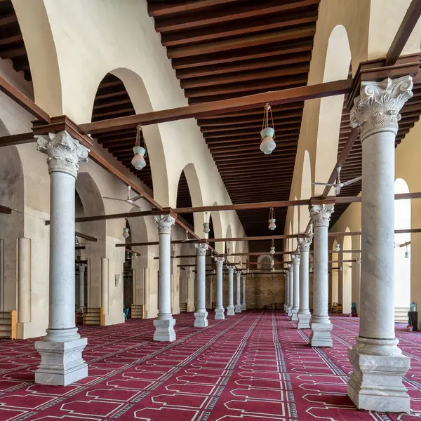 Kahire 'deki El-Zahir Baybarları Camii, Mısırlıların büyük İslami mirasının bir vasiyeti, yüksek sütunları, kemerli pasajları ve karmaşık bir şekilde dekore edilmiş dua halısı ile karakterize edilir.