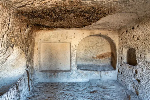 Ortahisar Şatosu, Türkçe: Ortahisar Kalesi, Türkiye. Kapadokya, Türkiye 'deki antik mağara mimarisini gözler önüne seren oyulmuş oyuklar ve dokulu duvarlar,