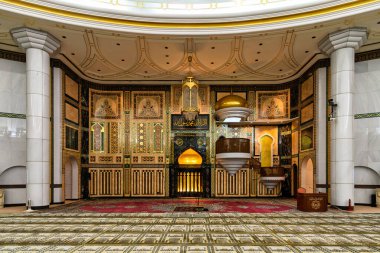 Brunei 'nin Bandar Seri Begawan kentindeki Jame Asr Hassanil Bolkiah Camii' nin içini süsleyen karmaşık tasarımlar ve dekorasyonlar, İslami sanat ve kültürün güzelliğini yansıtıyor.