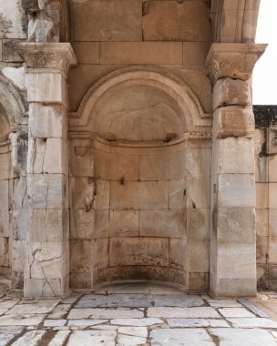 Karmaşık oymalar ve sütun üzerine Yunan yazıtlarıyla yıpranmış antik Roma oyuğu, Efes, Selcuk, İzmir ili, Türkiye