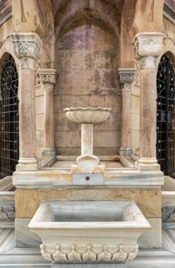 İzmir Saat Kuleleri 'nin Sebil olarak bilinen tarihi taş çeşmesinin ayrıntılı manzarası, sütunlar ve kemerli pencereler. Konak Meydanı, İzmir, Türkiye