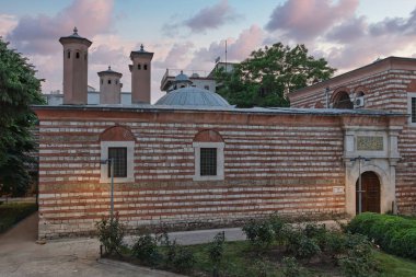 Laleli Imareti, veya Çorba Mutfağı, İstanbul, Türkiye 'deki Laleli Cami Kompleksi' nde, gün batımında. Tarihsel Osmanlı binası, Pastel renkli gökyüzünün altında çarpıcı kırmızı tuğla ve beyaz taş desenlere sahiptir.