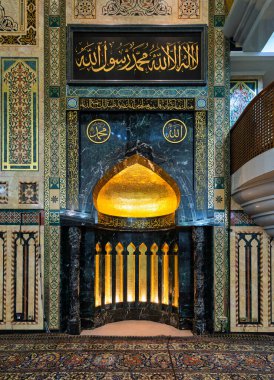 Bandar Seri Begawan, Brunei Darussalam - 23 Şubat 2025: Jame Asr Hassanil Bolkiah Camii. Mihrab 'ı ışıldayan altın bir kubbe, karmaşık bir İslami hat ve zengin mozaik desenlerle donatın.