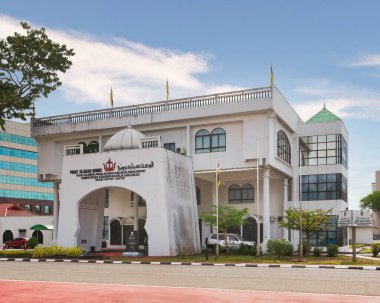 Bandar Seri Begawan, Brunei - 24 Şubat 2025: Brunei Tarih Merkezi 'nin dışı, veya Pusat Sejarah Brunei. Belirgin bir işaret, beyaz bina kemerli bir giriş, kubbe ve yeşil cam çatı içerir.