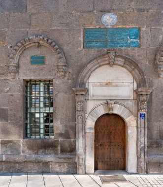 Zeynel Abidin 'in mezarı, Türkçe: Zeynel Abidin Turbesi, Kayseri, Türkiye' nin dış kesimi. Detaylı ahşap bir kapı, kemerli taş bir giriş ve desenli taş bir duvarın parmaklıklı penceresi var.