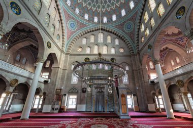 Burunguz Camii 'nin çarpıcı iç mekanları: Burunguz Camii, Kayseri, Türkiye, karmaşık kubbesi, canlı vitray ve geleneksel kırmızı halısıyla