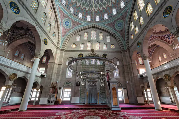 Burunguz Camii 'nin çarpıcı iç mekanları: Burunguz Camii, Kayseri, Türkiye, karmaşık kubbesi, canlı vitray ve geleneksel kırmızı halısıyla