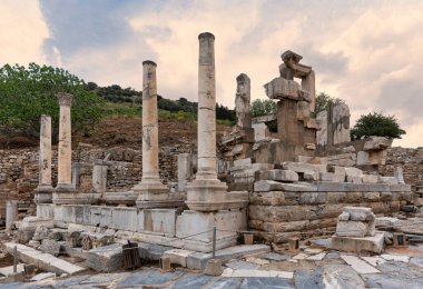 Memmius Anıtı, Antik Efes Kenti, Türkiye. Roma harabeleri, parçalanmış taş ve sütunlardan oluşan Kübistik modern mimari düzenleme.