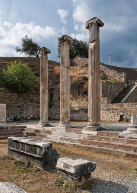 Türkiye 'nin Bergama kentindeki tarihi bir yer olan Pergamon Asclepieion' daki antik sütunlar. Roma şifa merkezinin kalıntıları Bulutlu bir gökyüzünün altında