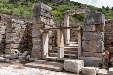 Türkiye 'nin Selcuk kentinde canlı yeşil yamaçlı tarihi bir yer olan Efes' in antik taş kalıntıları ve basamakları. UNESCO Dünya Mirası