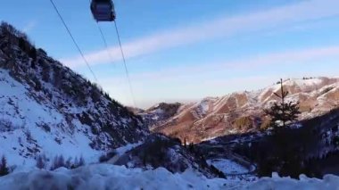 Almaty Dağları. Kazakistan 14 Aralık 2022 Medeo Shymbulak Dağı Tatil Köyü